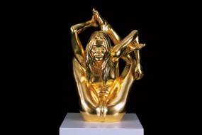 Золотую статую обнаженной Кейт Мосс оценили в 110 тысяч долларов