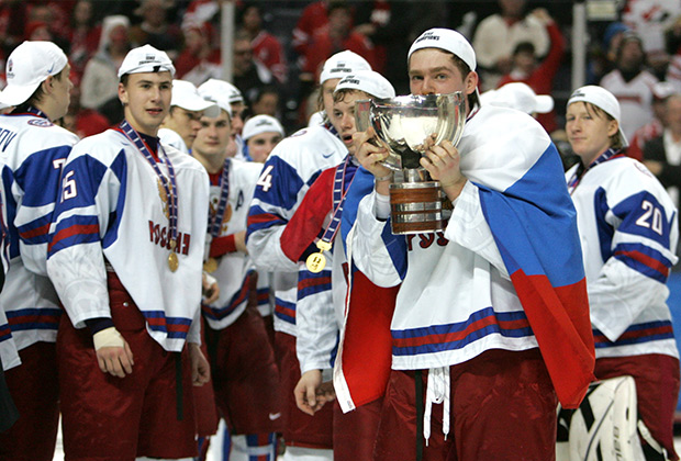 Российские хоккеисты после победы на молодежном ЧМ-2011 в США