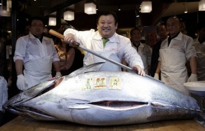 Голубой тунец весом 212 кг продан на первом в году аукционе в Токио