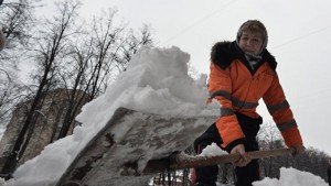 В Подмосковье более пяти тысяч коммунальщиков вышли на уборку снега