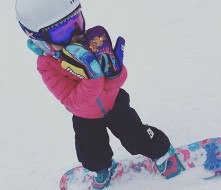 Ольга Шелест поставила на сноуборд младшую дочь