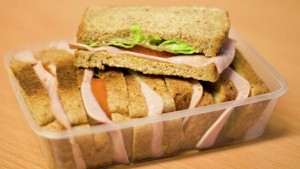 В Британии беременную стюардессу уволили за бутерброд, которым ее угостили