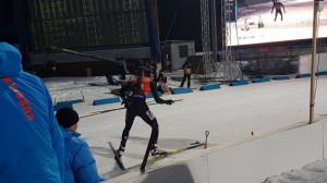 Российский тренер помог сломавшему лыжу швейцарскому биатлонисту в ходе смешанной эстафеты