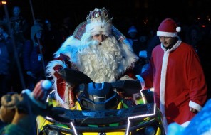 Всероссийский Дед Мороз зажег главную елку Петербурга на Дворцовой площади