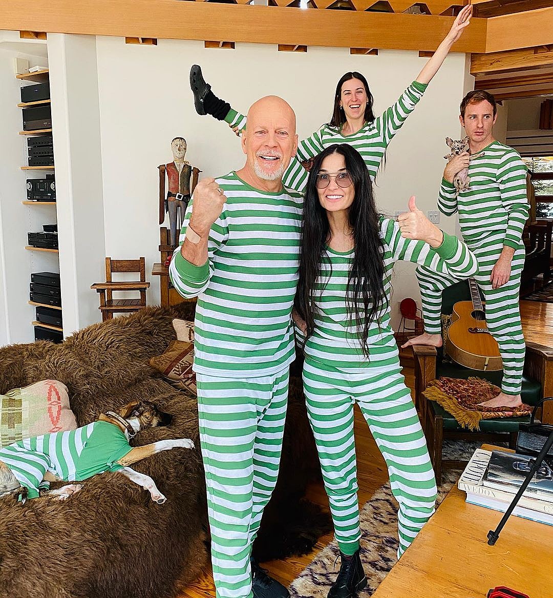 Жена Брюса Уиллиса отреагировала на его фото в пижамах с Деми Мур