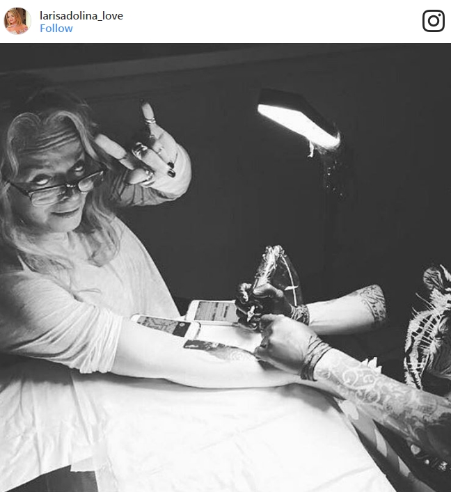 Лариса Долина в&nbsp;62&nbsp;года сделала новую татуировку