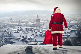 Санта-Клаус пролетел над Москвой и Петербургом