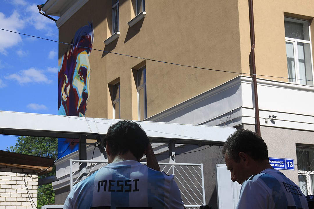 Шестиметровый нарисованный Месси появился по соседству со своим вечным оппонентом. Фото: Алина НИЗАМОВА