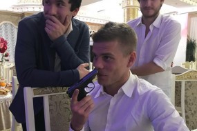 Кокорин сфотографировался с пистолетом на свадьбе в Северной Осетии