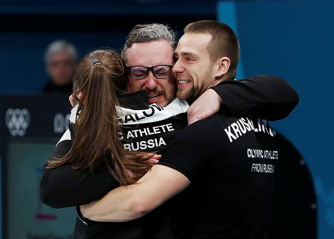 Россияне со своим тренером празднуют победу в матче за 3-е место