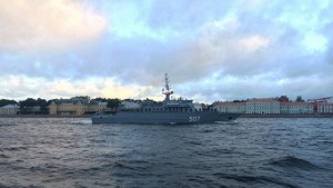 На Неве прошла тренировка кораблей к военно-морскому параду