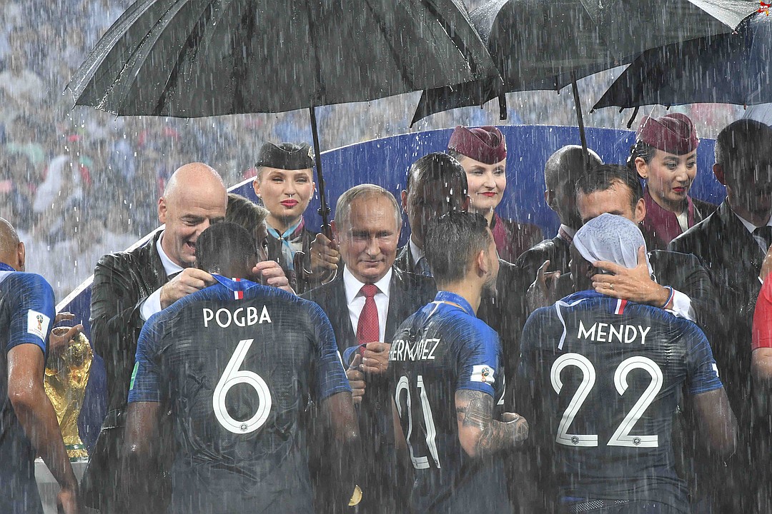 Медали игроки сборной Франции получали под проливным дождем. Но настроения это не испортило